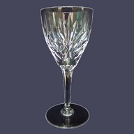 Verre à vin en cristal taillé de St Louis, modèle Chantilly - 15,7cm - signé