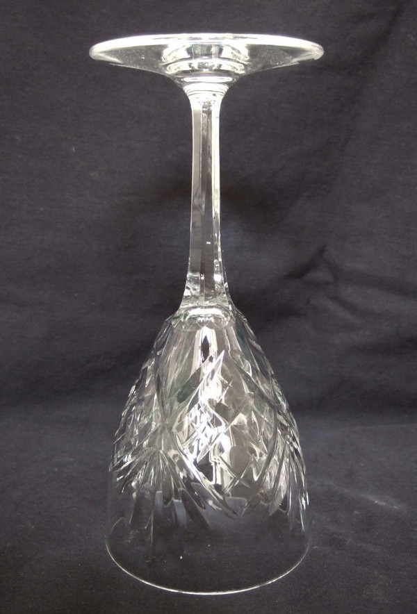 Verre à vin en cristal taillé de St Louis, modèle Chantilly - 15,7cm - signé
