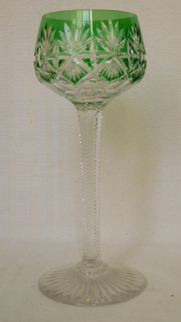 Verre à vin du Rhin en cristal de Saint Louis overlay vert, modèle Gavarni