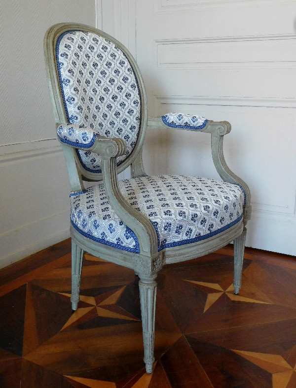 Salon de 4 fauteuils cabriolet médaillon d'époque Louis XVI