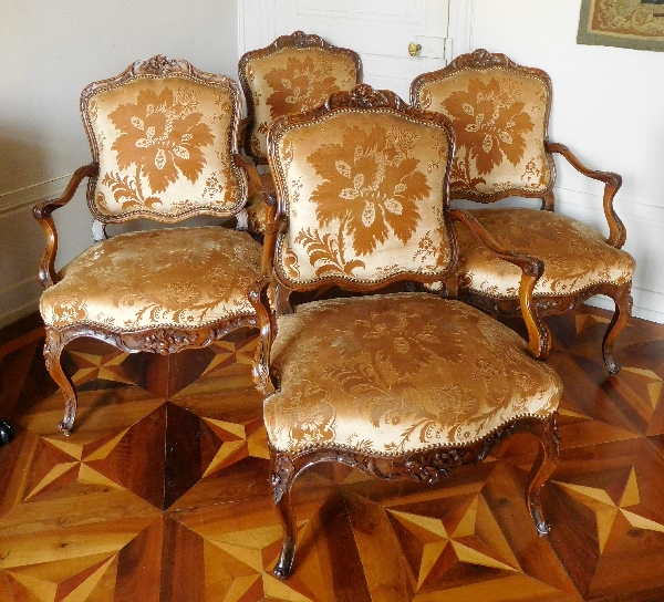 Salon de 4 fauteuils à la Reine d'époque Louis XV - travail lyonnais attribué à Pierre Nogaret