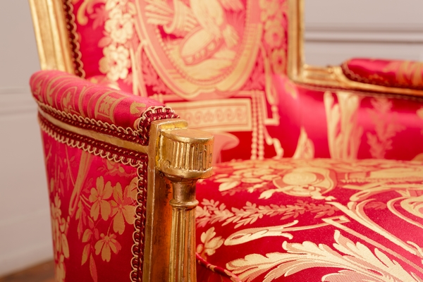 Bergère cabriolet d'apparat d'époque Louis XVI en bois sculpté et doré et damas de soie rouge