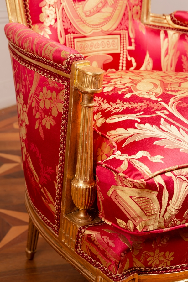 Bergère cabriolet d'apparat d'époque Louis XVI en bois sculpté et doré et damas de soie rouge