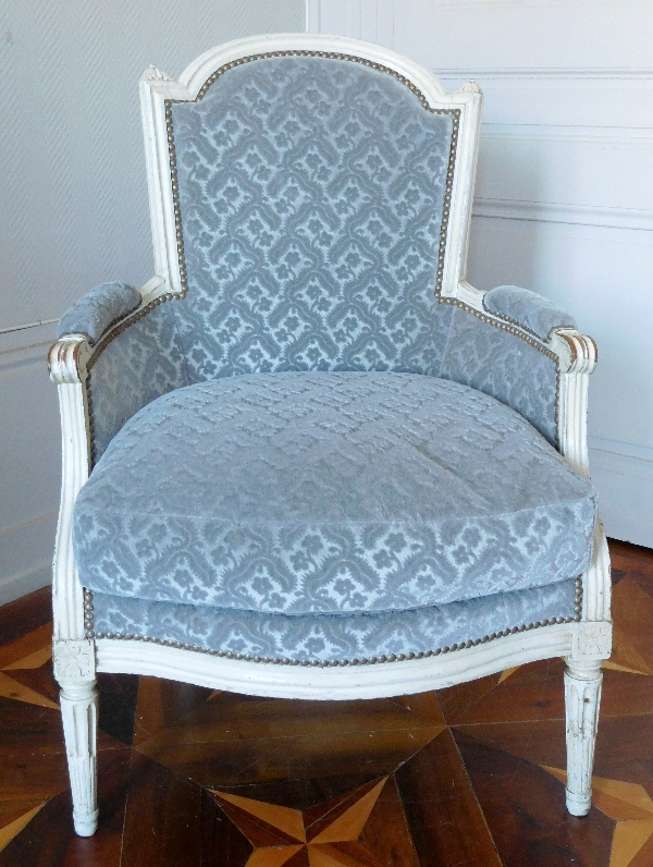 Bergère d'époque Louis XVI, velours frappé gris clair