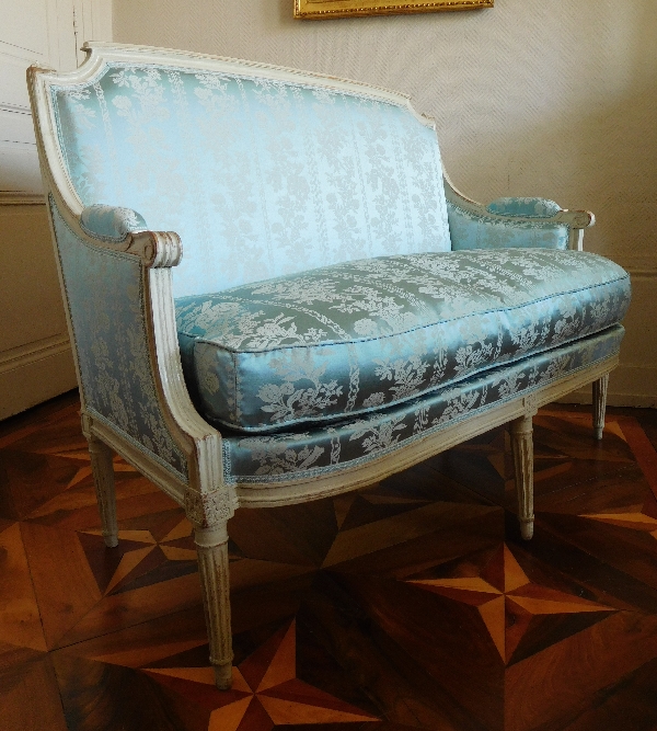 Canapé 2 places d'époque Louis XVI en bois laqué et soie bleue