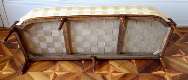 Canapé d'époque Louis XVI en noyer, gourgouran de soie Tassinari & Chatel