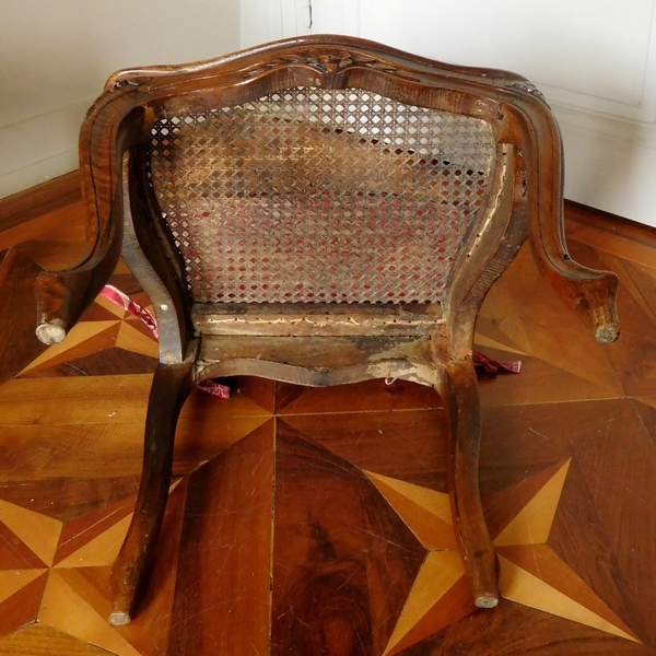 Chaise cannée d'époque Louis XV en noyer, coussin de soie, époque XVIIIe siècle
