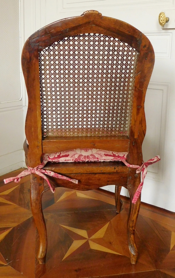 Chaise cannée d'époque Louis XV en noyer, coussin de soie, époque XVIIIe siècle