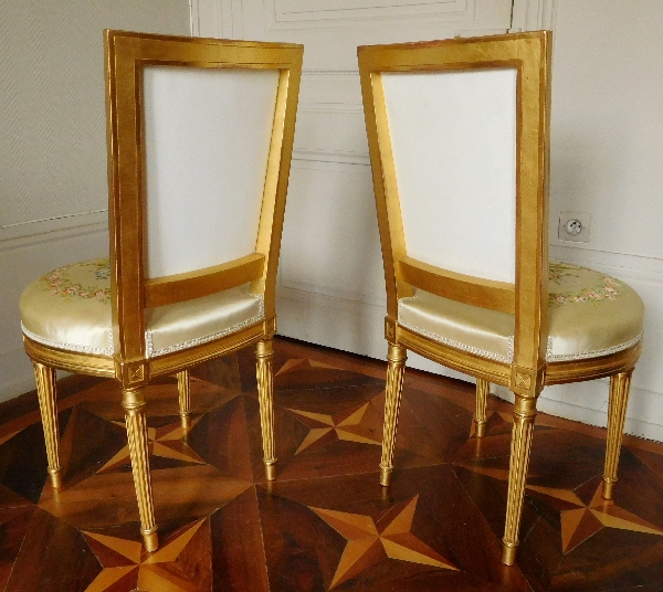Paire de chaises en bois doré à la feuille d'or de style Louis XVI