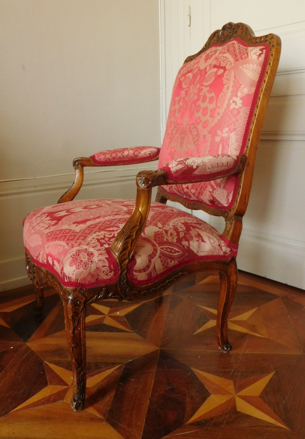 Fauteuil à la Reine richement sculpté d'époque Régence vers 1730, garniture de soie rouge