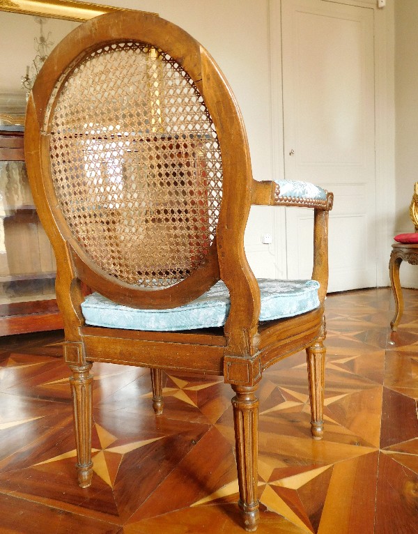 Fauteuil de bureau canné d'époque Louis XVI en noyer