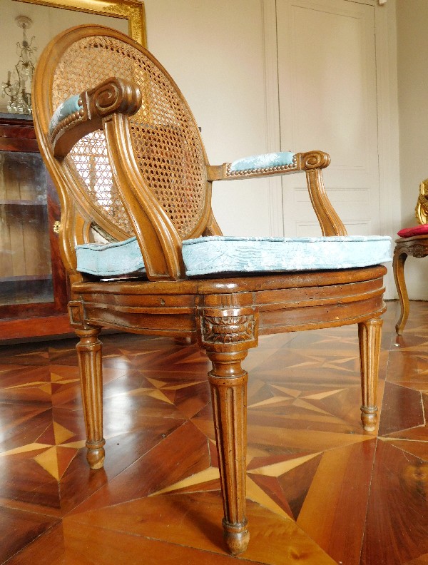 Fauteuil de bureau canné d'époque Louis XVI en noyer