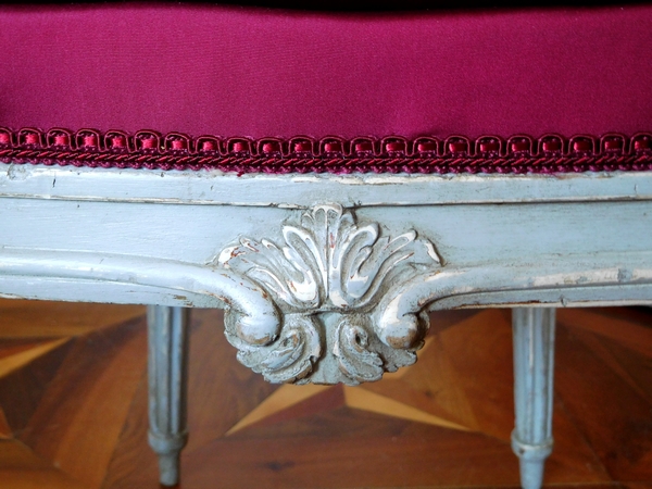Fauteuil de bureau d'époque Louis XVI en bois laqué, faille de soie pourpre