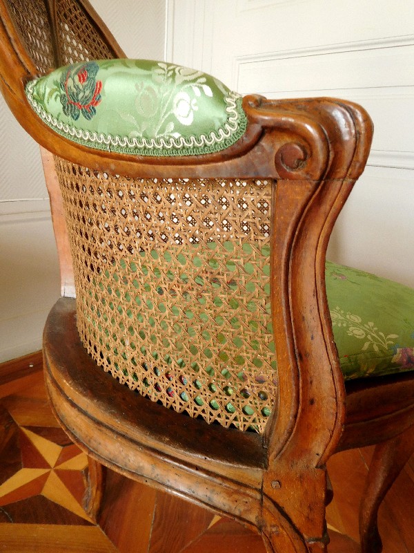 Fauteuil de cabinet / fauteuil de bureau en noyer d'époque Louis XV
