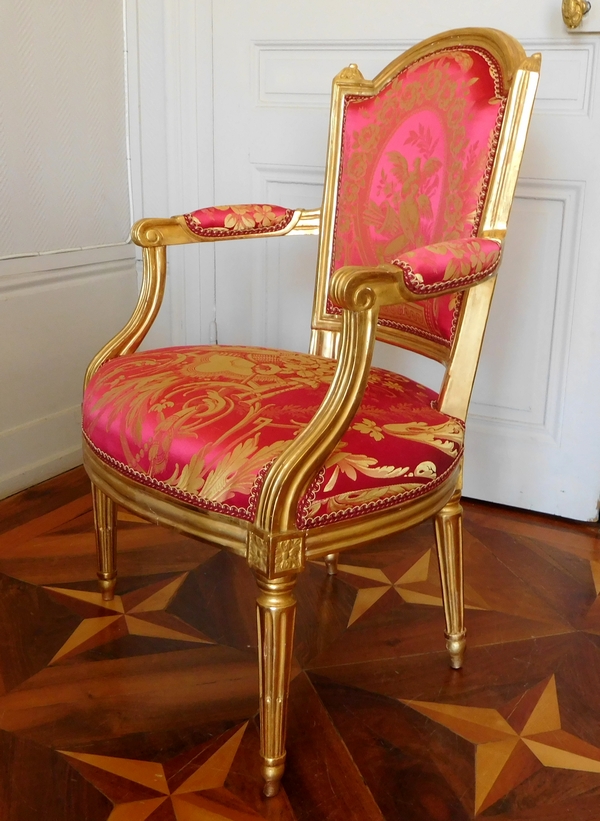 LN Mariette : fauteuil cabriolet d'apparat d'époque Louis XVI, bois doré et soie - estampillé