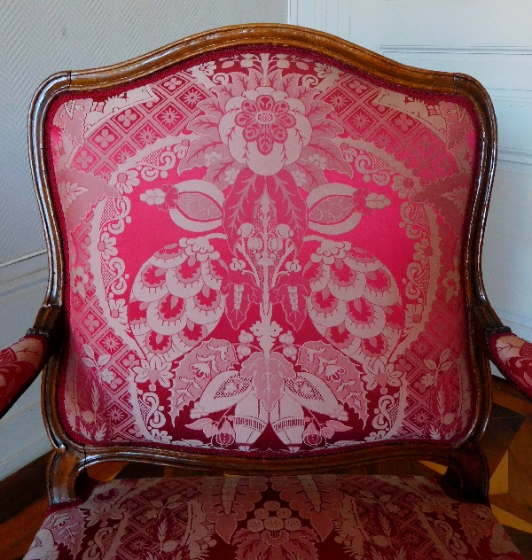 Michel Cresson : fauteuil à la Reine d'époque Louis XV estampillé, garniture de soie rouge
