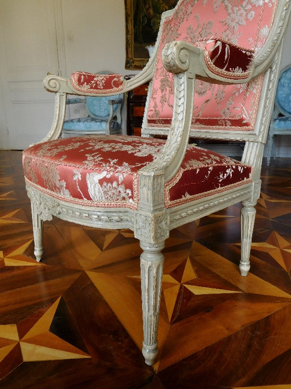 Paire de fauteuils à la Reine richement sculptés, époque Louis XVI