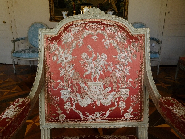 Paire de fauteuils à la Reine richement sculptés, époque Louis XVI