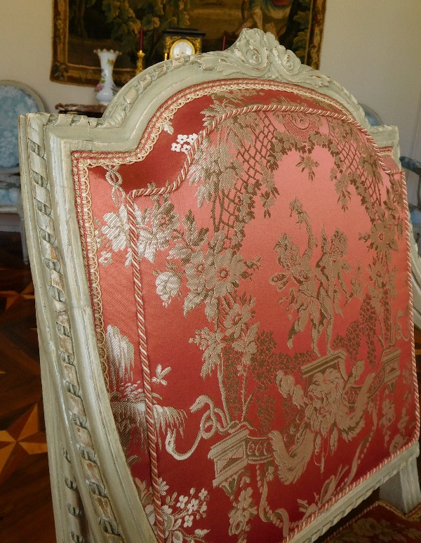 Paire de fauteuils à la Reine richement sculptés, époque Louis XVI