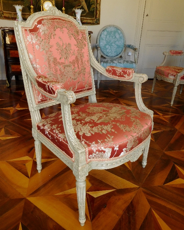 Paire de fauteuils à la Reine richement sculptés, époque Louis XVI
