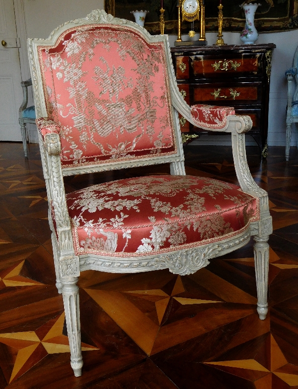 Paire de fauteuils à la Reine richement sculptés, époque Louis XVI