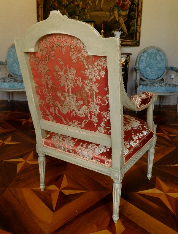 Paire de fauteuils à la Reine richement sculptés, époque Louis XVI