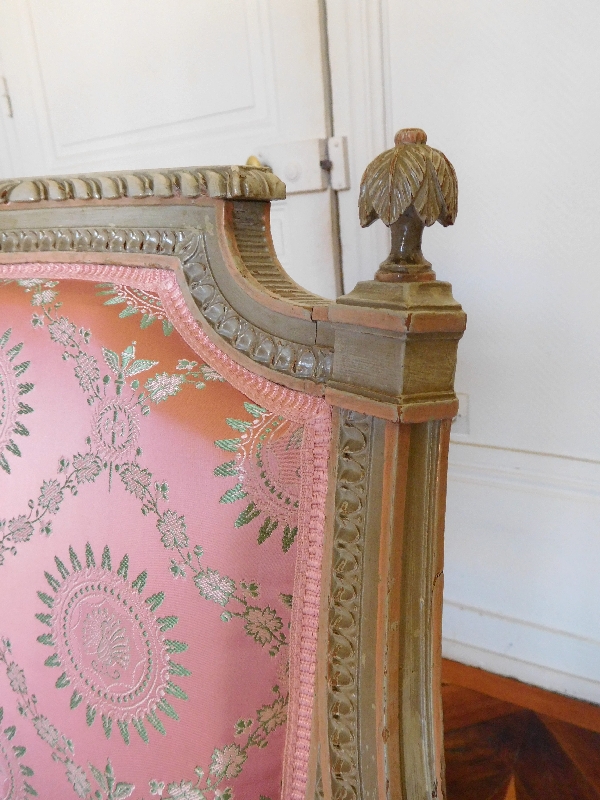 Paire de fauteuils cabriolets richement sculptés, fin de l'époque Louis XVI / Directoire