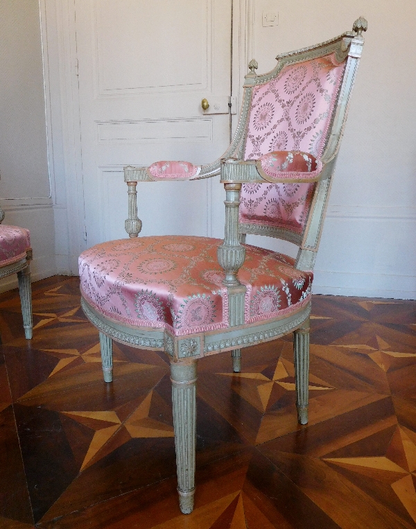 Paire de fauteuils cabriolets richement sculptés, fin de l'époque Louis XVI / Directoire