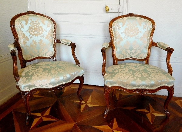 Paire de fauteuils cabriolet d'époque Louis XV en noyer, travail Lyonnais du XVIIIe siècle
