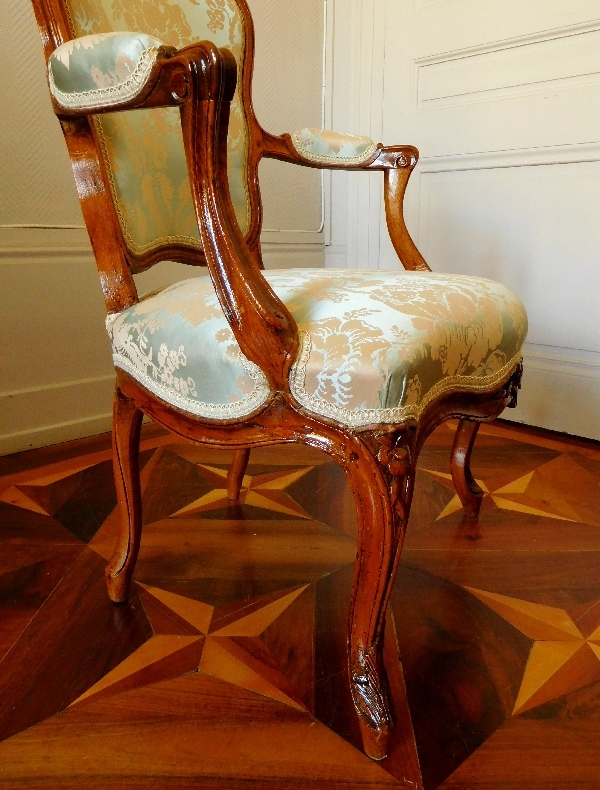 Paire de fauteuils cabriolet d'époque Louis XV en noyer, travail Lyonnais du XVIIIe siècle