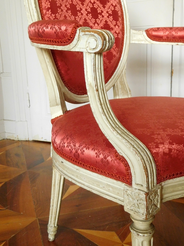 JB Lelarge : paire de fauteuils cabriolets médaillon d'époque Louis XVI