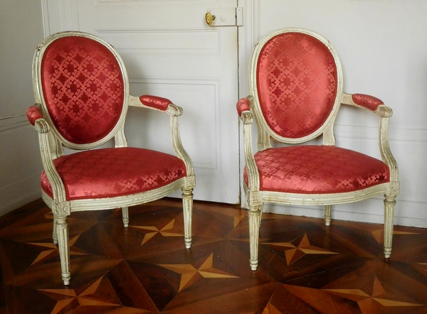 JB Lelarge : paire de fauteuils cabriolets médaillon d'époque Louis XVI