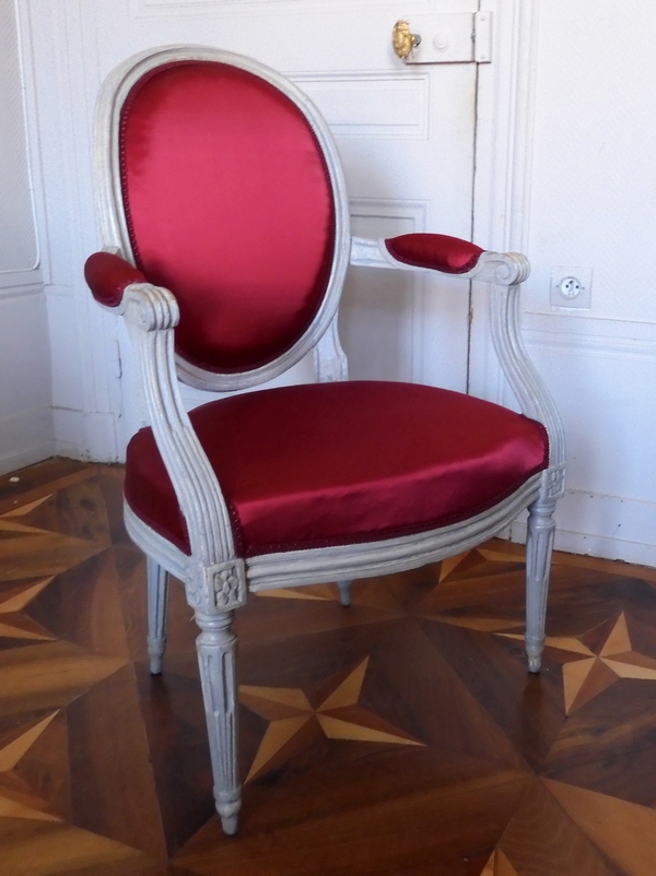 Paire de fauteuils cabriolets médaillon d'époque Louis XVI, satin bordeaux