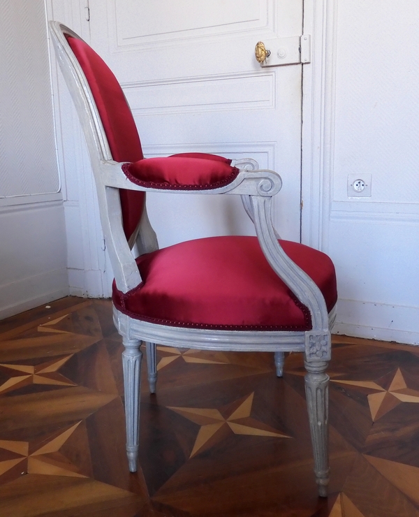 Paire de fauteuils cabriolets médaillon d'époque Louis XVI, satin bordeaux