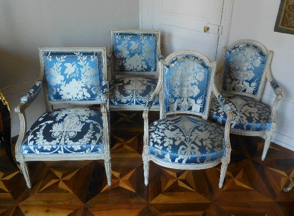 Claude Séné : paire de fauteuils cabriolets d'époque Louis XVI estampillés, soie Tassinari & Châtel
