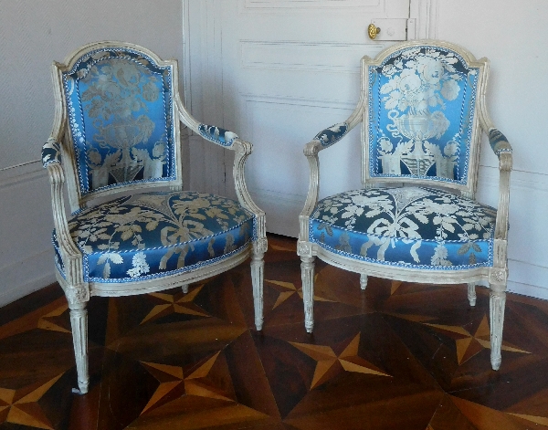 Claude Séné : paire de fauteuils cabriolets d'époque Louis XVI estampillés, soie Tassinari & Châtel