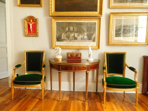 Paire de fauteuils cabriolets en bois doré estampillés JB Boulard, époque Louis XVI