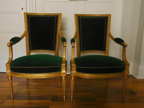 Paire de fauteuils cabriolets en bois doré estampillés JB Boulard, époque Louis XVI