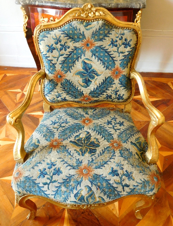Paire de fauteuils à la Reine d'époque Louis XV en bois doré, entourage de Nogaret