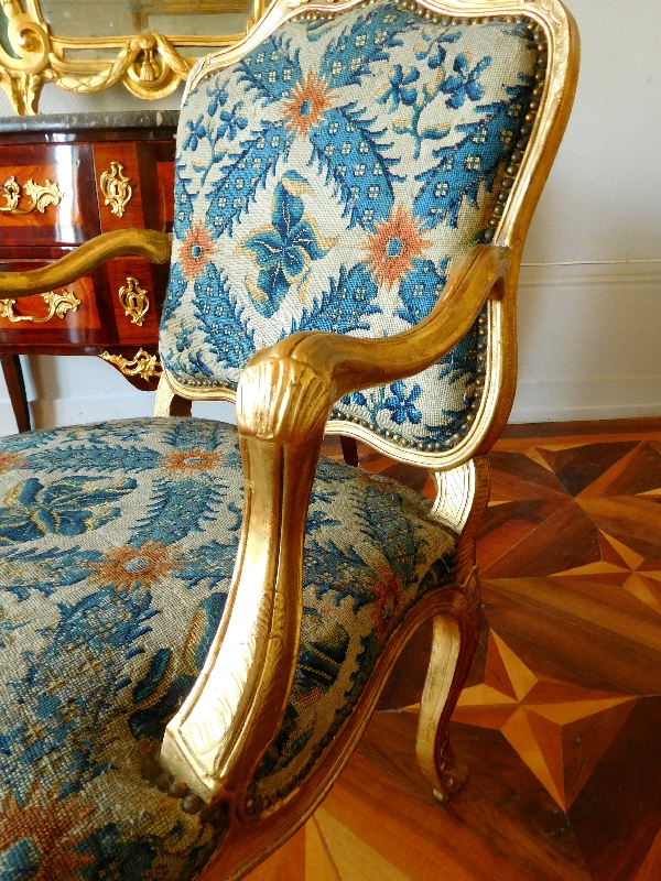 Paire de fauteuils à la Reine d'époque Louis XV en bois doré, entourage de Nogaret