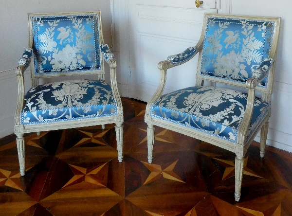 Georges Jacob : paire de fauteuils à la Reine d'époque Louis XVI, lampas bleu Tassinari et Chatel