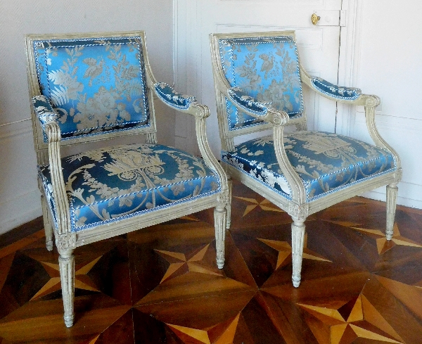 Georges Jacob : paire de fauteuils à la Reine d'époque Louis XVI, lampas bleu Tassinari et Chatel