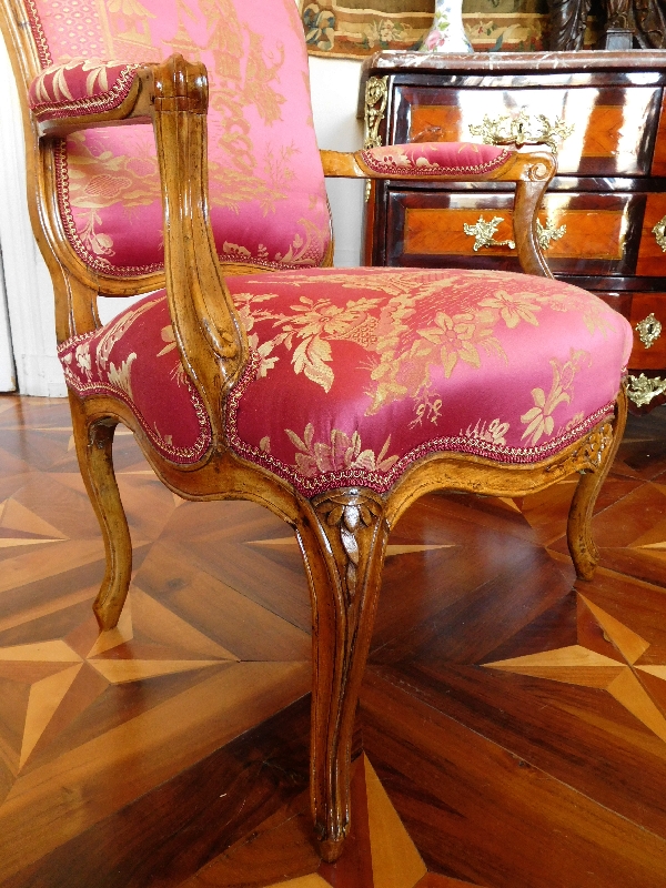 Paire de fauteuils à La Reine d'époque Louis XV, travail parisien, soierie chinoiseries