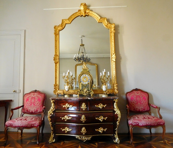 Paire de fauteuils à la Reine en noyer d'époque Louis XV - garniture de soie rouge