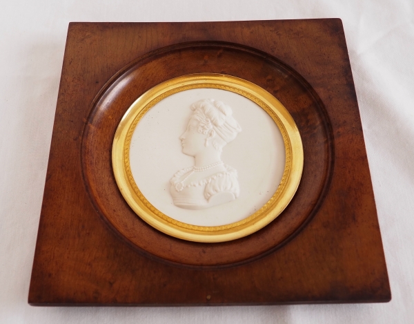 Sèvres : important portrait royaliste, miniature de la Duchesse de Berry en biscuit - signée