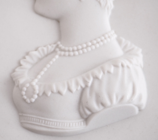 Sèvres : important portrait royaliste, miniature de la Duchesse de Berry en biscuit - signée