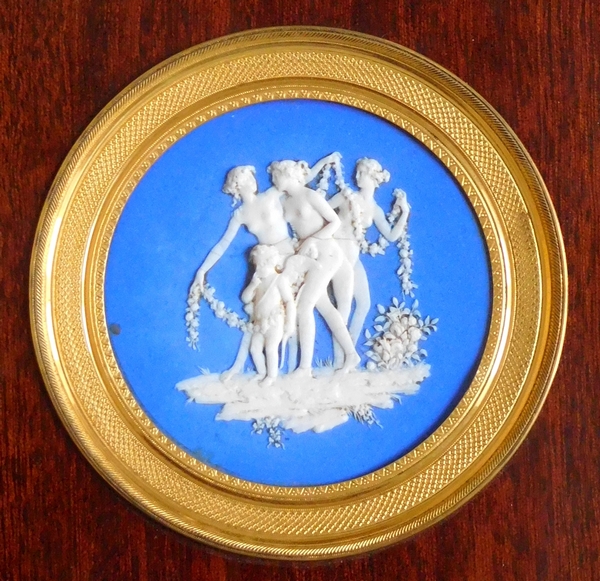 Grande miniature en biscuit de porcelaine façon Wedgewood époque Empire Restauration