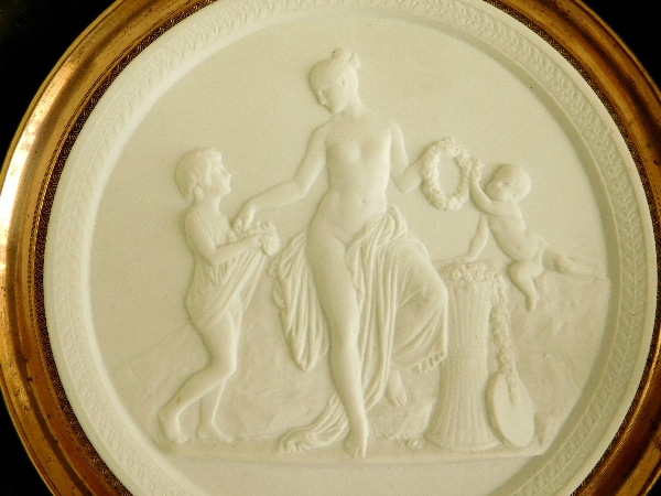 Grand médaillon en biscuit : la toilette de Diane, cadre Bois Noirci, époque XIXe