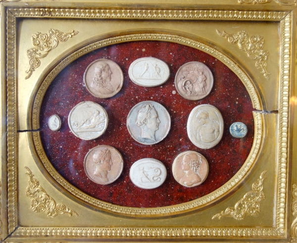 Moulages d'intailles antiques dans un cadre Empire, souvenir du Grand Tour sur fond porphyre