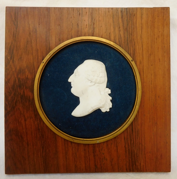 Grande miniature royaliste : portrait buste de Louis XVI en biscuit, époque XIXe